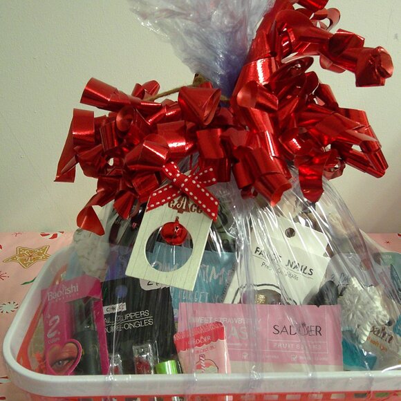 Deluxe Glam-20-Piece Christmas Makeup Collection, Holiday Gifts for Her - Picture 5 of 6